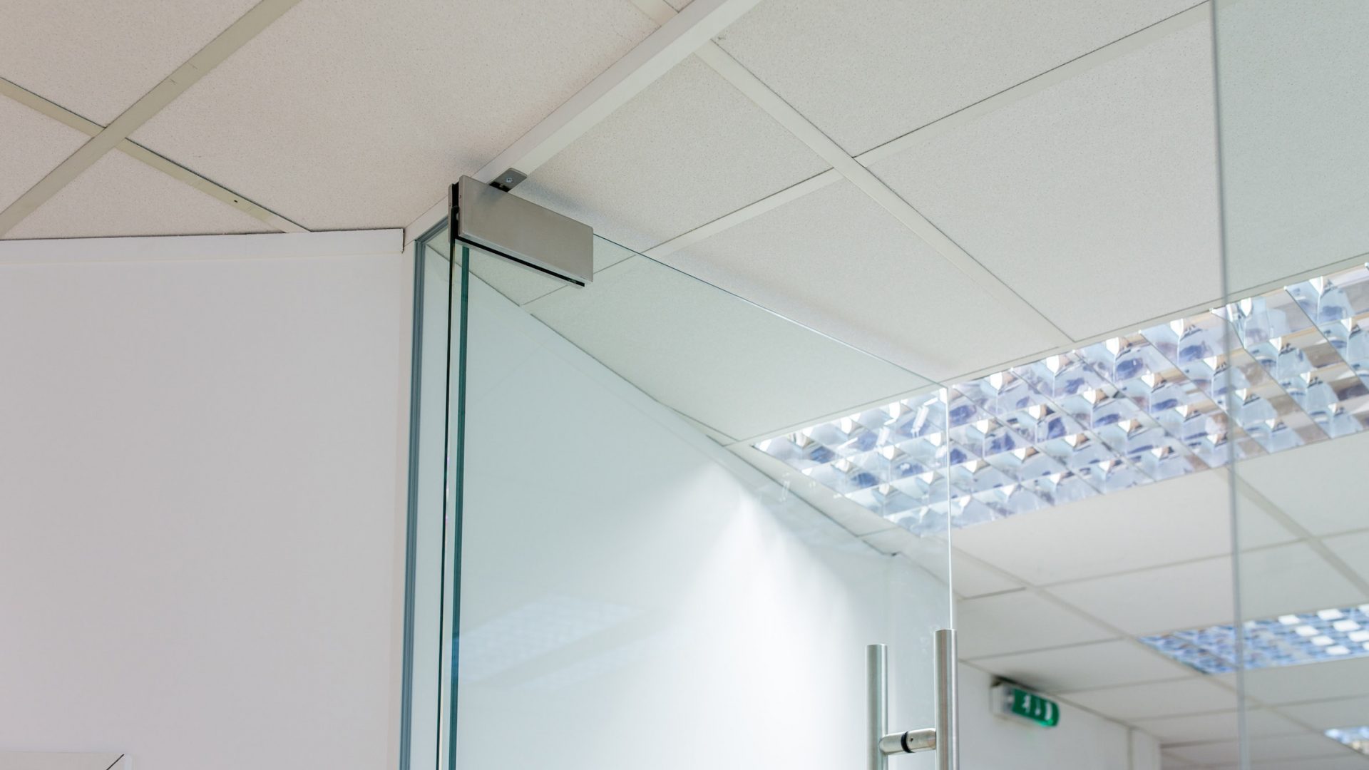 TLG Brands single glass partition TLG Brands single glass partition