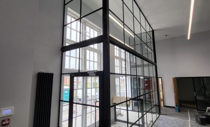 Glass Partition High Ceiling-Photo №1