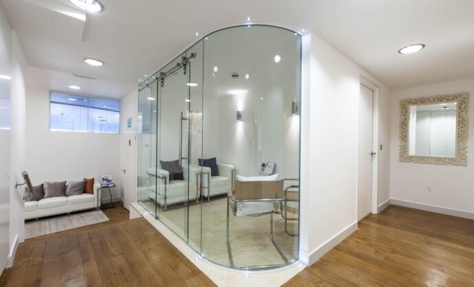 Curved Glass Partition-Photo №1